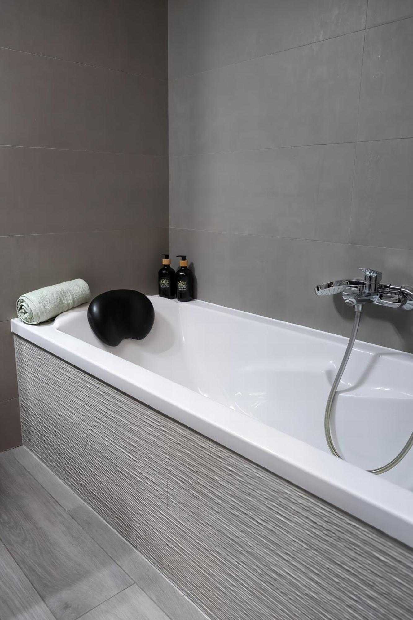 O Privatif - Luxury - Jacuzzi-sauna-netflix-fishspa-serviettes-peignoirs-sandales-cafe *