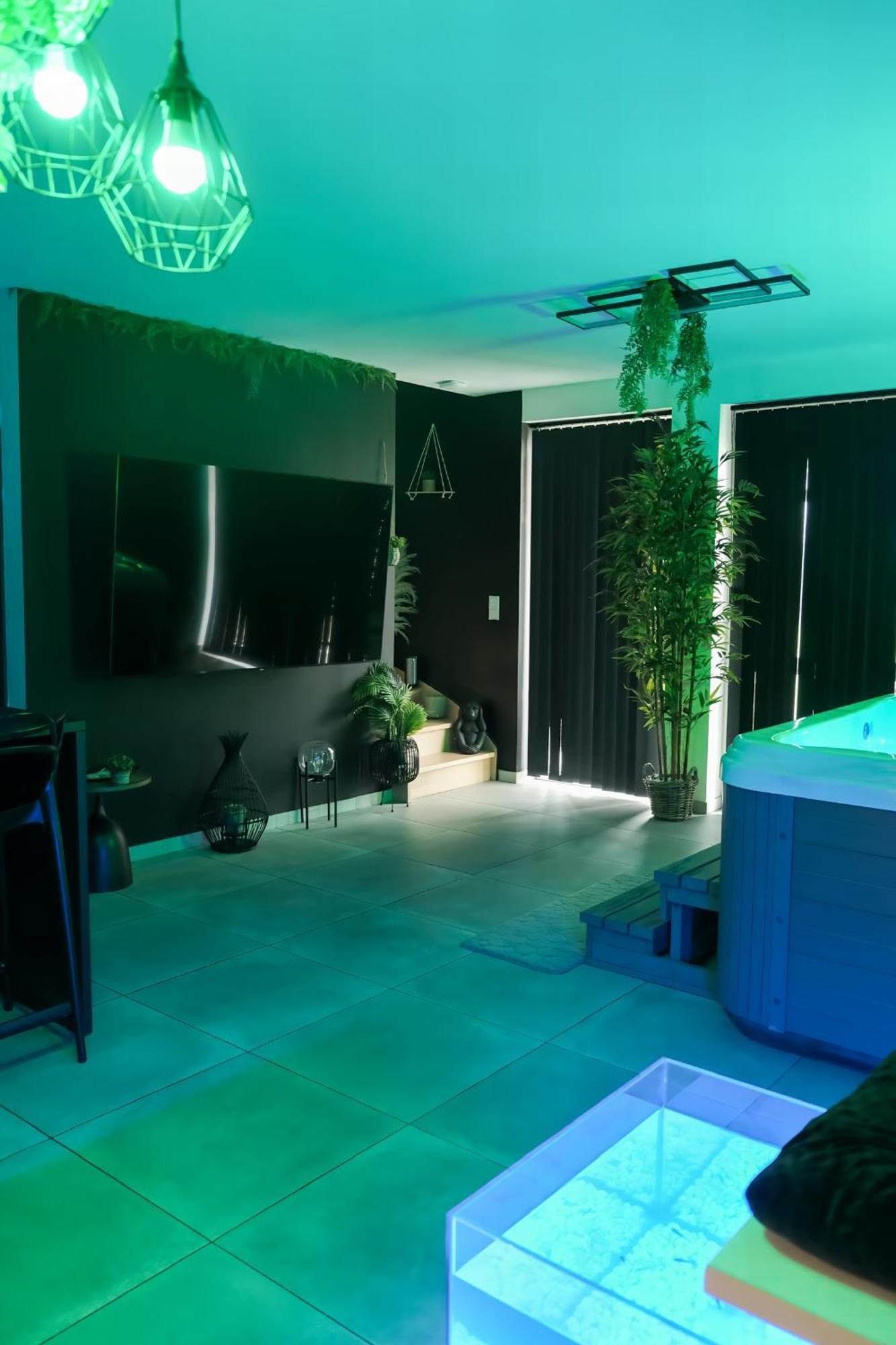 O Privatif - Luxury - Jacuzzi-sauna-netflix-fishspa-serviettes-peignoirs-sandales-cafe