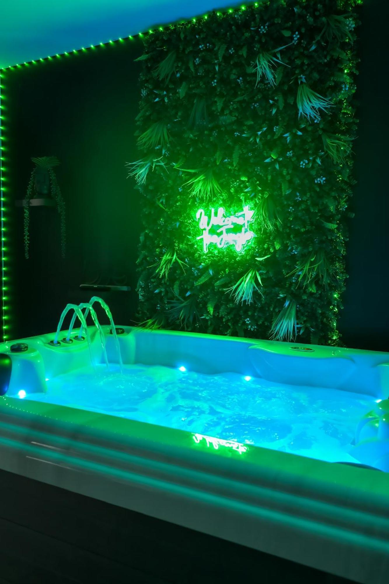O Privatif - Luxury - Jacuzzi-sauna-netflix-fishspa-serviettes-peignoirs-sandales-cafe