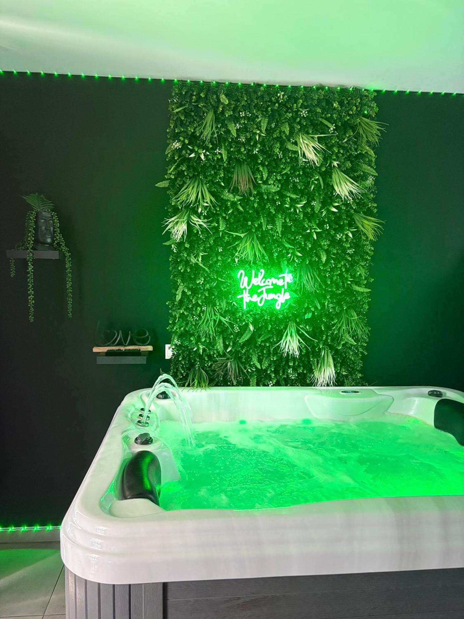 O Privatif - Luxury - Jacuzzi-sauna-netflix-fishspa-serviettes-peignoirs-sandales-cafe *