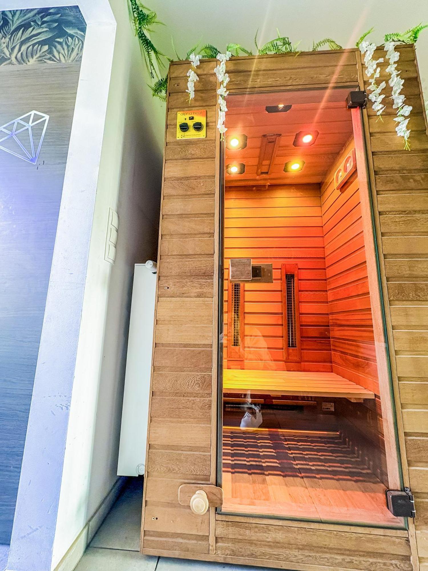 O Privatif - Luxury - Jacuzzi-sauna-netflix-fishspa-serviettes-peignoirs-sandales-cafe * Morlanwelz